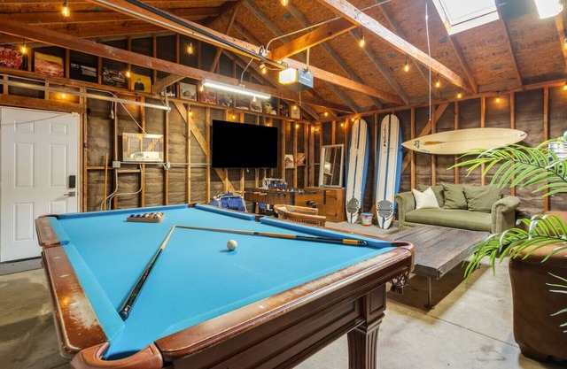 Surfer's Dreams:5min Drive to Beach with PoolTable