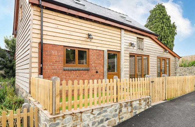 SWALLOWS REST, pet friendly, luxury holiday cottage in Montgomery