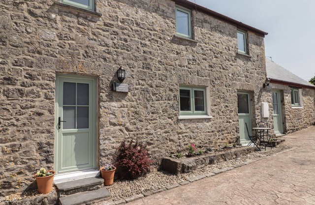 SWALLOWS RETREAT, pet friendly, character holiday cottage in Carew