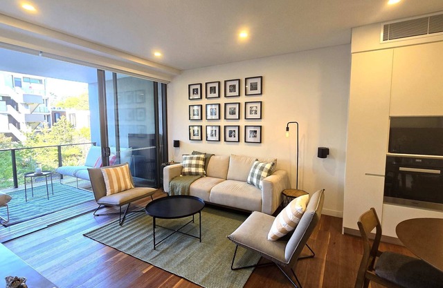Swanky 2 bed apt. with parking; Easy city access