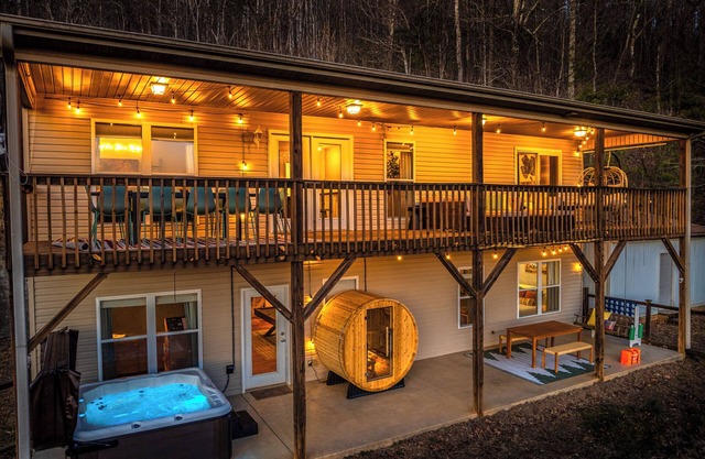 Sweeping Mountain Views! Hot Tub, Sauna, Game Room, Theatre, Golf, Reunions!