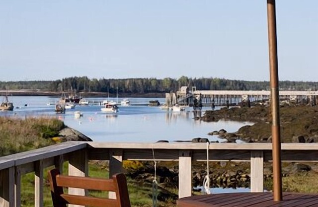 Sweet Cottage on Magical Point in Working Harbor