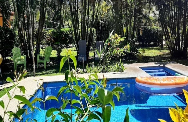 Sweet Retreat, close to the beach - Sleeps 3 People - with Pool!