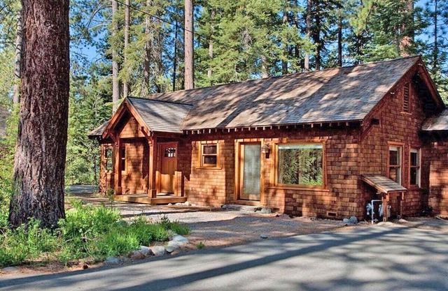 Sweet Retreat Cottage - Walk to Lake