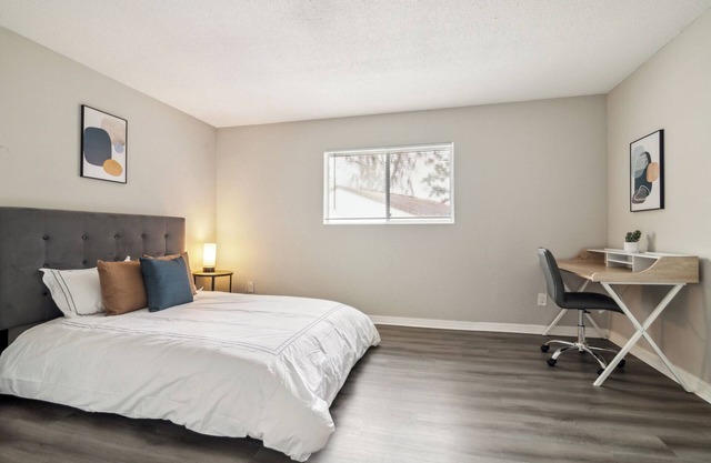 Sweetwater 8E I Beautiful 2Bd Apt I Free Parking