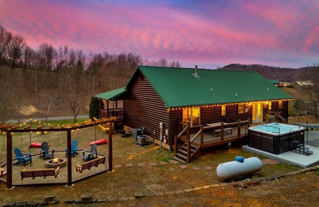 Swim Spa, Fire pit, 3King Bed, Dog, Spacious Parking in Wears Valley