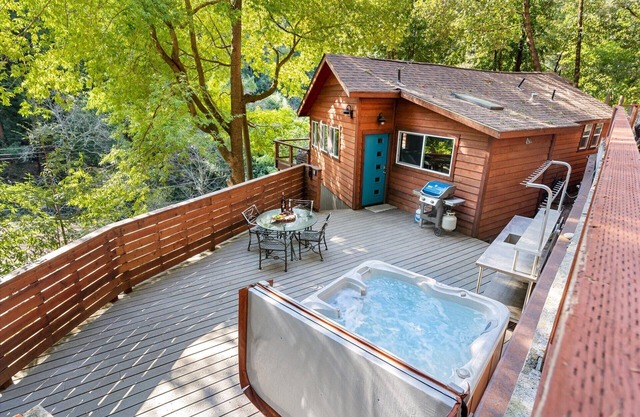 Sydney's Retreat:Chill Treetop Paradise! Stylish & Enchanting! HtTb/Pup/WiFi