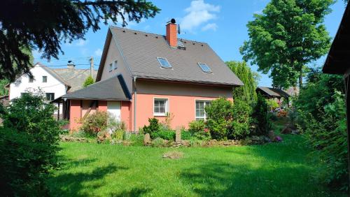 Symbiola Holiday House