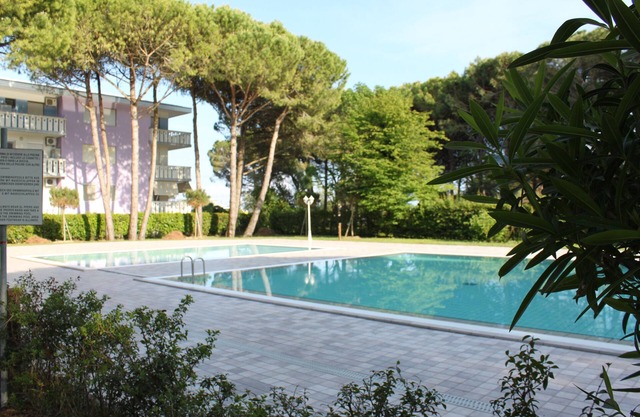 SYMPATHIC APARTMENT IN BEAUTIFUL RESIDENCE ON THE FRONT OF THE POOL