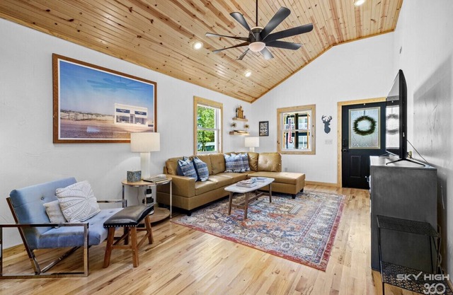 TᕼE ᗰᗩIᑎ ᒪOᗪGE- Modern comfort by TRAILS & MUSEUM located on quiet street