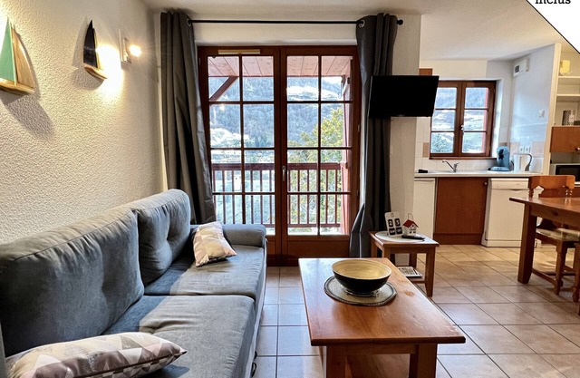 T2 bis 40M2 5P. Vue. Balcon. Parking. Piscine été.