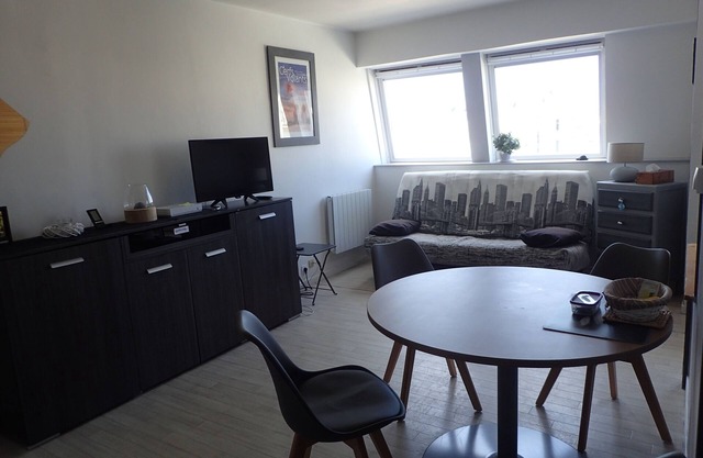 T2 bright near beach and city center + WIFI