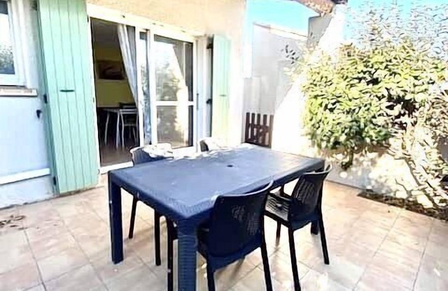 T2 cabin with communal pool, parking, air conditioning for 4 people