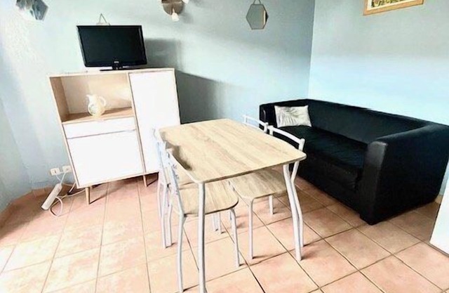 T2 cabin with communal pool, parking, air-conditioning, sleeps 4