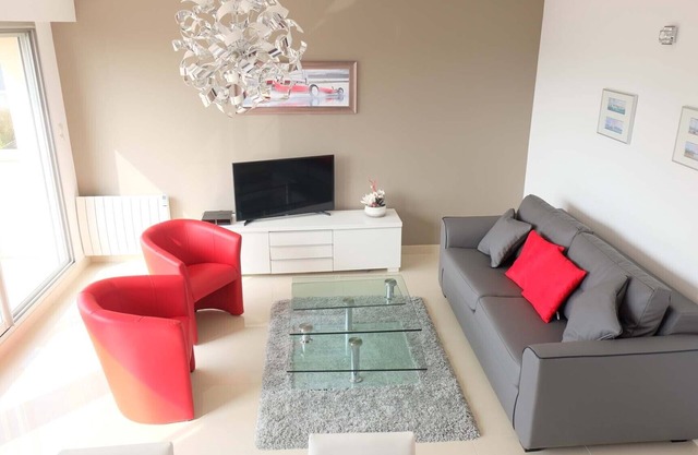 T3 cozy Saint-Malo, 2 bedrooms, with south-facing balcony, 80 m beach, parking