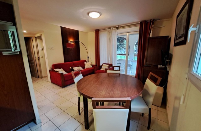 T3 golf and lake view, in a 4* residence 400m from the beach