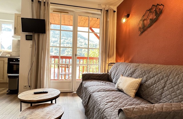 T3 rénové avec balcon, vue montagne et Parking.