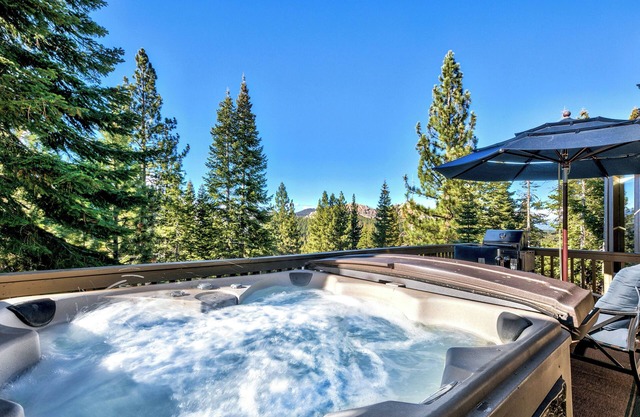 Tahoe Aloha Cabin: TWO Kitchens & Living Rooms, Game Rm, Hot tub, Fitness Equip