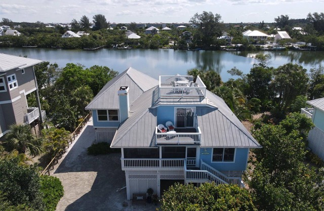 Tailwind South: Beautiful 3 bedroom across the street from Beach!