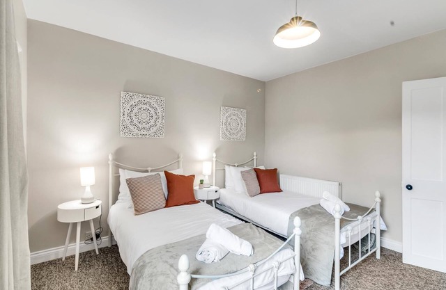 Take Your Family & Friends to enjoy this auiet Central Holiday Home/w Parking and equiped Kitchen