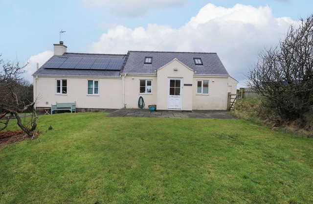 TAN Y FFORDD, pet friendly, character holiday cottage in Tudweiliog