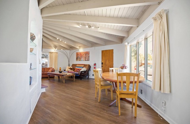 Taos Pine Home - A/C - Hot Tub - Private Courtyard - Prime Location