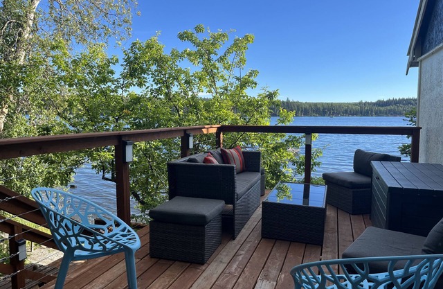 Tapping Beach Retreat-Lakefront property with room for everyone!