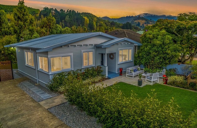 Tasteful on Tasman Sunny Bungalow in the Wood
