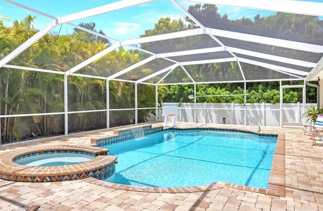 Tastefully remodeled electric-heated salt water pool home w/spa - Villa Charlotte