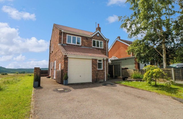 TEMPLE HILL VIEW, pet friendly, with a garden in Ampleforth