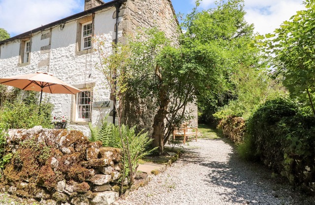 TENNANT COTTAGE, pet friendly, character holiday cottage in Malham