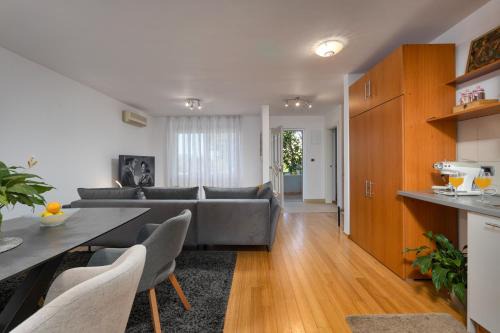 TERRA MAGICA DELUXE Apartment Or Room with Private Parking, Terrace and Sea View