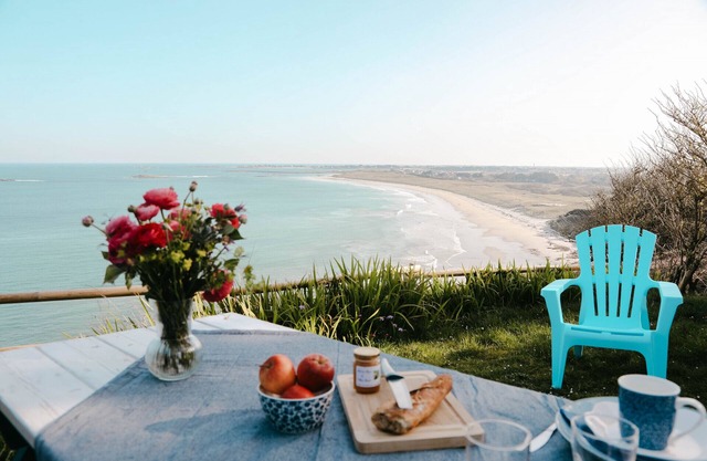 Terrace with sea view for 2 people in Plouguerneau