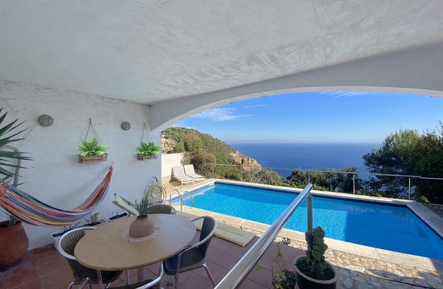 Terraced house with swimming pool for rent in Sa Tuna, Begur.