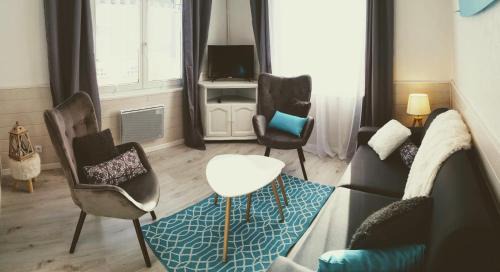 TERRASSE -100 m PLAGE -parking moto-GRAND APPARTEMENT-8 PERS
