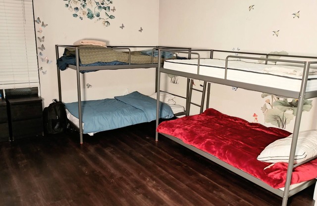 Terrific 2-bedroom apartment in amazing Los Angeles with fitness room, WiFi