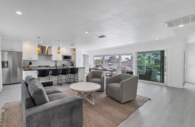 🥇 Terrific 3bd villa on canal with a private pool (CH895)