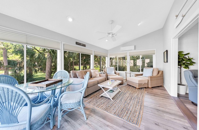 Terrific 4 BR/2BA Tarpon Cottage! Great Location! Amenity Cards!