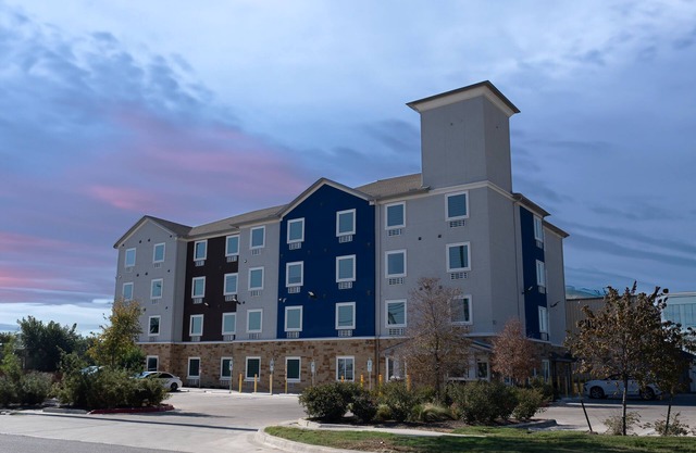Texas Bungalows Hotel & Hotel Que at i35 Austin Pflugerville