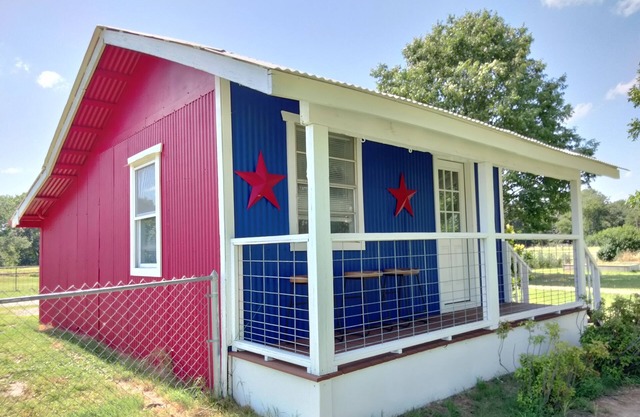 Texas Tin Star Tiny Home-Dusty Feathers Ranch. 9acres. Close to Cedar Creek Lake