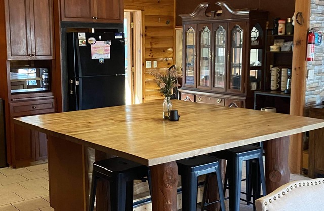 tGorgeous 4BR Log Retreat on 40 Acres —Pond View – Mid-Michigan—sleeps 11+