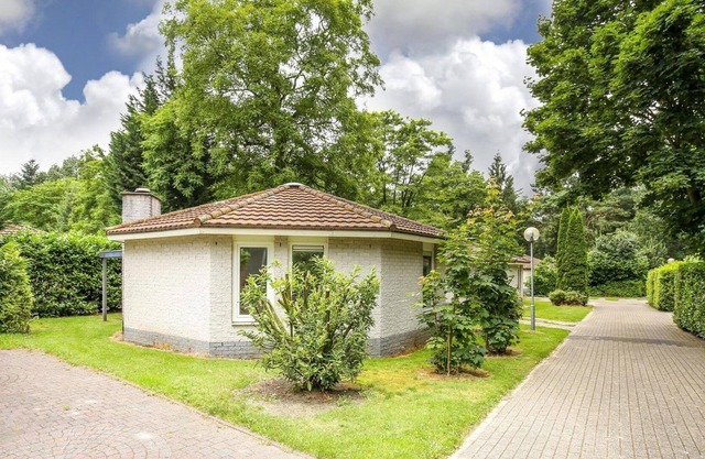 The 6-people Basic Bungalows are detached, with a surface area of ± 70 m². These bungalows have not yet been completely renovated and therefore do not have a renovated kitchen and bathroom.