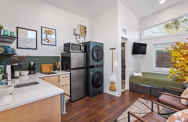 The Acorn - Studio w/Kitchen, AC, WiFi, Washer