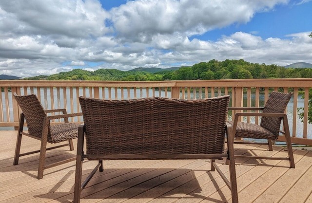 The Allgood Upper level home-Charming Lake Junaluska Retreat with Breathtaking