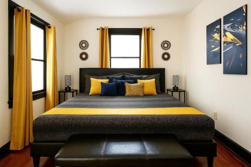 The Amber Retreat Private Rooms with Shared Kitchen, Living Room And Bathroom Free Street Parking Near Downtown