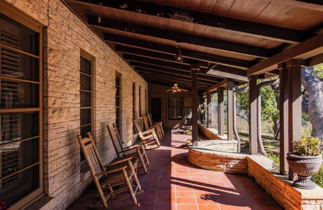 The Apache Suite: Texas Hill Country Resort + Pool