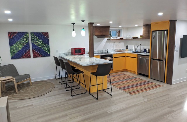 The Apartment. Cozy one bedroom modern place. Close to downtown and breweries