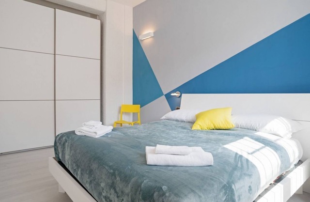 The apartment is located in a quiet area, in a closed/private street overlooking the green and private gardens.It is located in a strategic position, a few steps from the historic center (the main road is located in absolute proximity to one of the acc
