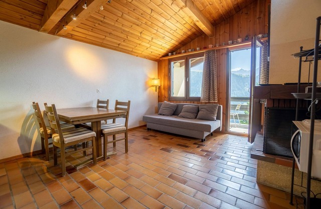 The apartment is located in Les Arsets - approx. 1.5 km from the start of the Fracherets ski lift co