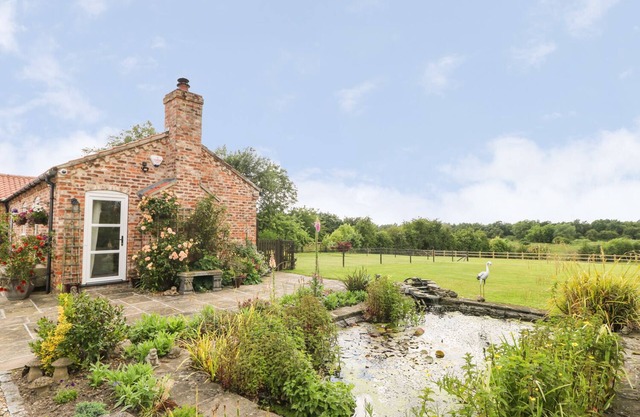 THE BARN AT ORCHARD FARM, character holiday cottage in York